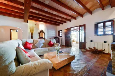 Image de Villa accueillante avec bel espace extérieur