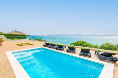 Image de Villa en bord de mer avec piscine et vue