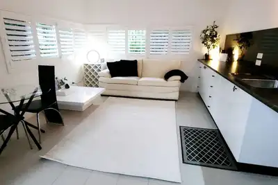 Image de Studio apartment a stones throw from the beach!