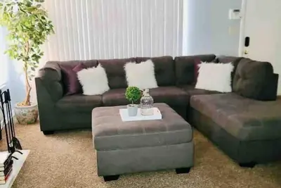 Image de Charming and spacious 3-bedroom townhome with WiFi and amenities in Gary