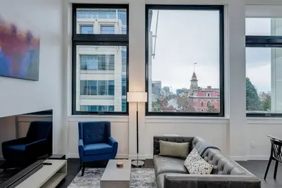 Image de The Hudson Modern- a bright and spacious condo with desk by Victoria Prime!