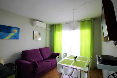 Image de Studio rénové au centre de Roses avec climatisation, proche des plages sauvages