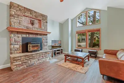 Image de Bluebird Song | Prime Flagstaff Location | Outdoor Retreat with Fenced Yard and Firepit