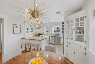 Image de Downtown Crown | Stylish Mid-Century Design | Walk to Dining & Shops