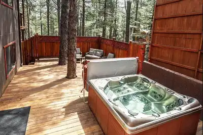 Image de Eternal Treehouse | Hot Tub, Outdoor Paradise, Entertainment & Scenic Pine Views