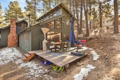 Image de Enchanted Forest | Super Cozy Cabin on 2 Acres | Sledding Hills, Tree Swing & Pool Table