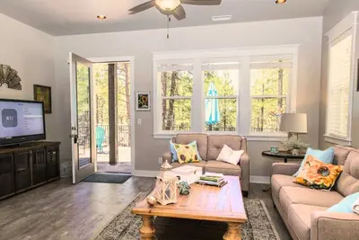 Image de Cotton's Cabin | Forest Views | Near Downtown | Backyard with Firepit & Grill | Family-Friendly