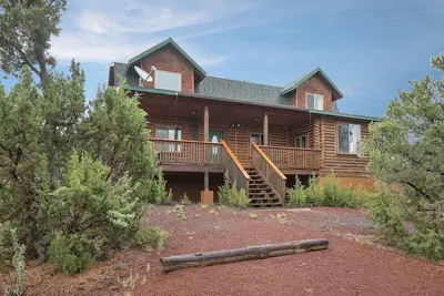 Image de Ontario Ave | Remodeled Log Cabin on 1 Acre | Gateway to Grand Canyon | Amazing Views