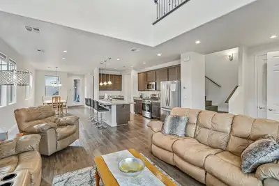 Image de Our Happy Place | Minutes to Downtown & Nau | Brand New Home