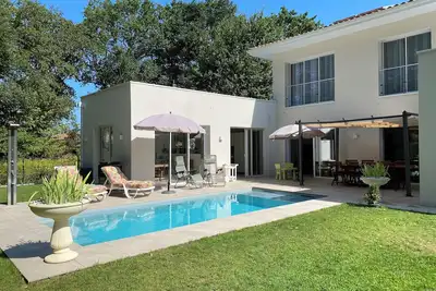 Image de Maison Moderne avec Piscine à Proximité de la Côte