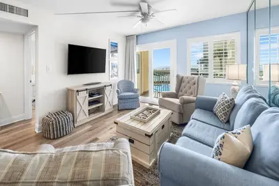 Image de 212-Convinient, Beautifully Decorated 2nd floor condo w/ Free bch svc