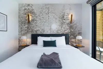 Modern Flat w/ Mtn Views & Private Balcony!