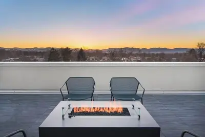 Upscale Flat with Rooftop Patio & Mountain Views!