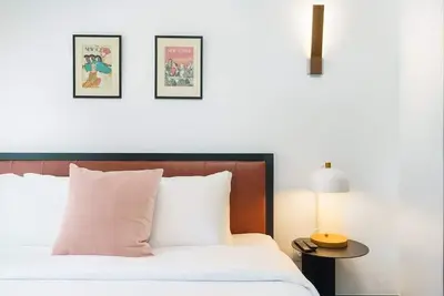 Stylish Flat on Tennyson - Walk to Dining & Shops!