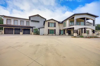 Image de Luxury 6. 5 acre Mansion | Heated Pool, Hot Tub, Game Room