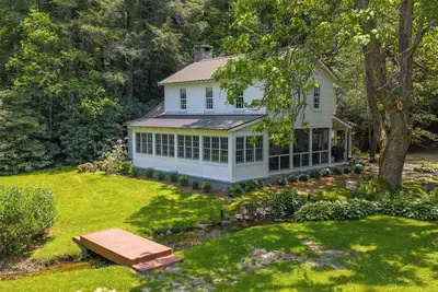 Image de Highlands, Nc Farmhouse 1 mile from Main Street