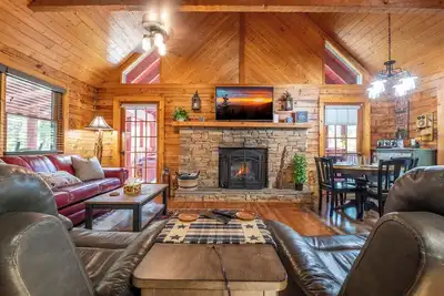 Image de *Stunning 2bd Cabin w/ Hot Tub! Games + Fire Pit! *