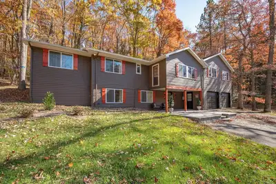 Image de New! Wisp'ering Lake Retreat: Lake Area, Fireplace, Fire Pit, Grill, Hot Tub!