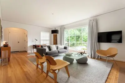 Image de ★ Walk to Belmont - 2-bed/1-bath - Walk Score: 95!