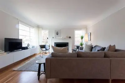 Image de Designer's Home in Rose Garden!