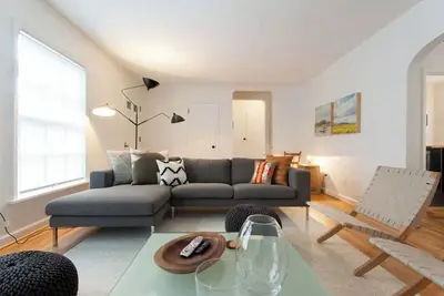 Image de ★ Walk to Belmont - 3-bed/1-bath - Walk Score: 95!