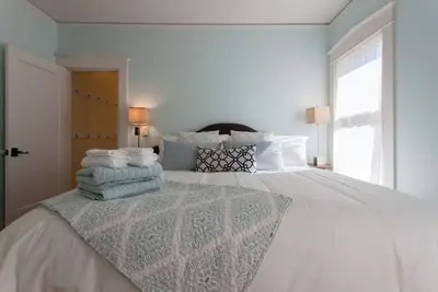 Image de 1 Block to Hawthorne! Remodeled! Walk Score: 92!