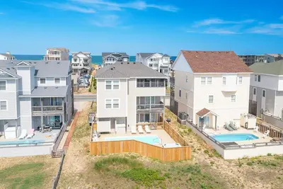 Image de Oceanside home just 35 yards to the beach w/ elevator, pool, and hot tub!