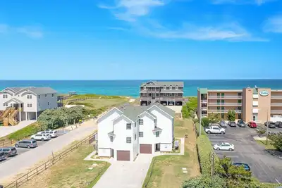 Image de Starboard semi-oceanfront duplex, feet from the beach by Sun Realty