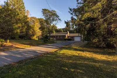 Image de Cozy pet friendly 3-bedroom house in charming Foster with fast WiFi, full ktch