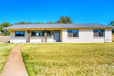 Image de 3-bedroom home in Old Midland/Downtown Area w/ spacious backyard and fireplace