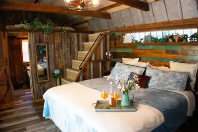 Image de Romantic Farm Stay | King Bed, Hot Tub, Fire Pit, Porch Bed Swing *Rustic Retro*