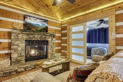 Image de A Timber Hideaway, Cozy Cabin Retreat in the Smokies – Comfort & Fun for All!