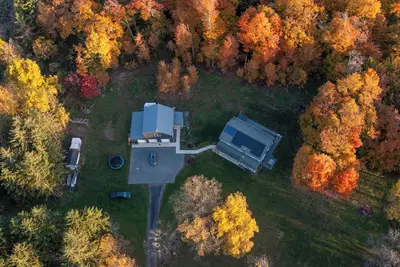 Image de Spacious, modern 4-Br house in serene wooded setting just minutes from downtown