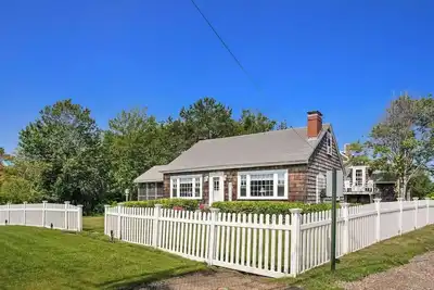 Image de Steps away from Gooch's Beach! \n\n