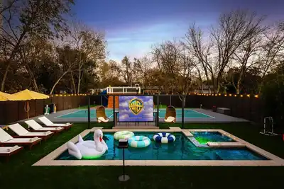 Image de Vinyl Vault: Pickleball, Pool, Playground, Poker