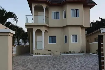 Image de Located in center of Ocho Rios, few steps from the beach and Dunn's River Falls.