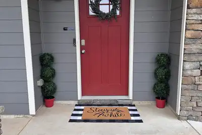 Image de Midland Manor, your home away from home! Ps5, 86in tv, pool table, Bbq & more!