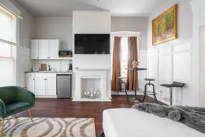 Walkable Downtown Getaway   (Free Bikes to use)