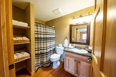 Image de Cabin 9: Lakeside Lodge with Stunning Sunsets & Beach Access