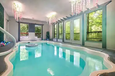 Image de Luxe Indoor-Pool Cabin~4 BedRms~GameRm~HotTub