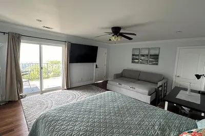 Image de Jetted Tub View Suite: Comfort & Scenic Serenity