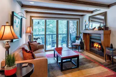 Image de Classically beautiful mountain 2-bedroom ski in/out residence in BCVillage!