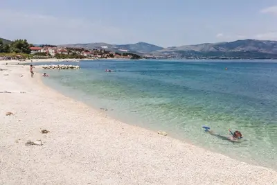 Image de Cozy Beachfront Holiday Home Slatine - Five Bedroom Holiday Home