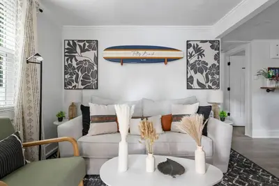 Image de Cozy Beach Cottage Bungalow - 15 minutes to Folly!