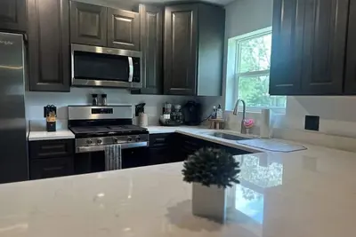 Image de Spacious 4-bedroom walking distance to downtown Ottawa with WiFi, Ac, King Beds