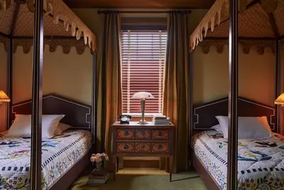 Image de 2 Vintage-Inspired Rooms w/ Plush Bedding & Handpicked Art Near Downtown