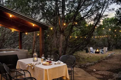 Image de Blanco River Cabin | Hot Tub & Firepit