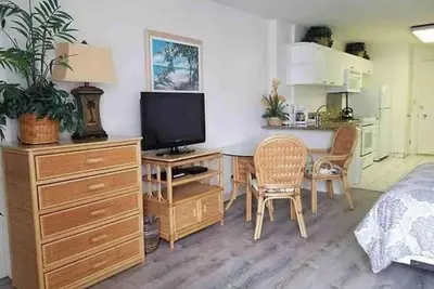 Image de Waikiki Beach Studio Vacation Condo. \nSleeps 4. Minutes to Beaches! Aloha