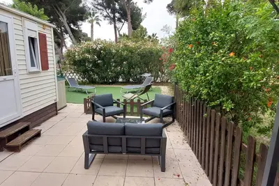 Image de Mobile Home 'Chez Fabrice Et Laure' avec terrasse privée et jardin privé