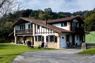 Image de Maison de campagne 'Artizarra' avec vue sur les montagnes, terrasse privée et Wi-Fi